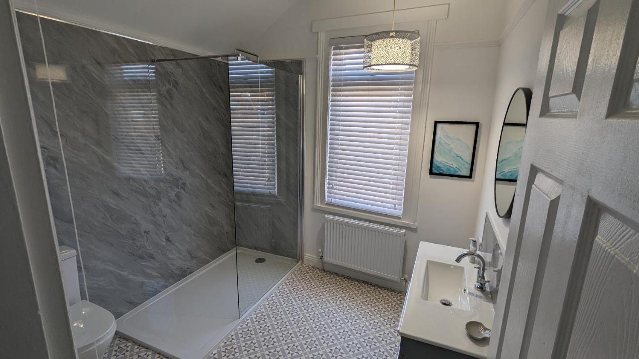 Seaside Escapes - With Relaxing Hot Tub! Villa Scarborough Buitenkant foto