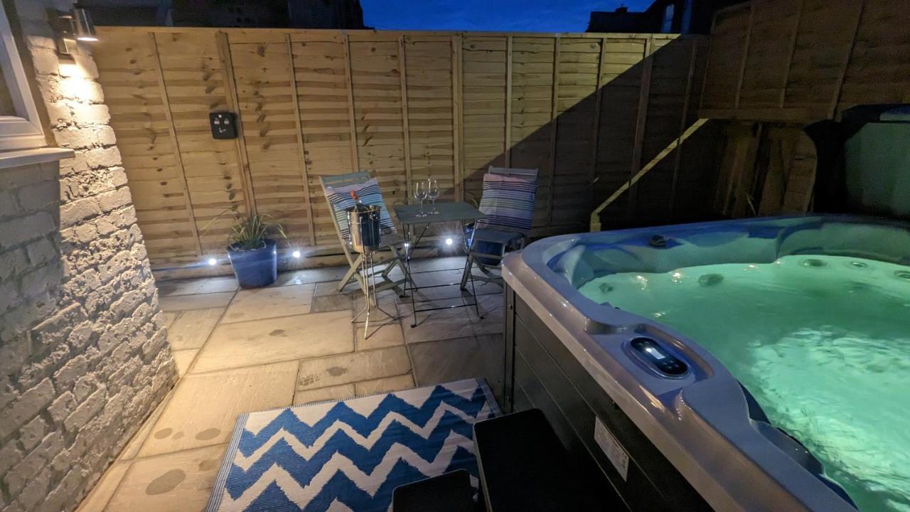Seaside Escapes - With Relaxing Hot Tub! Villa Scarborough Buitenkant foto