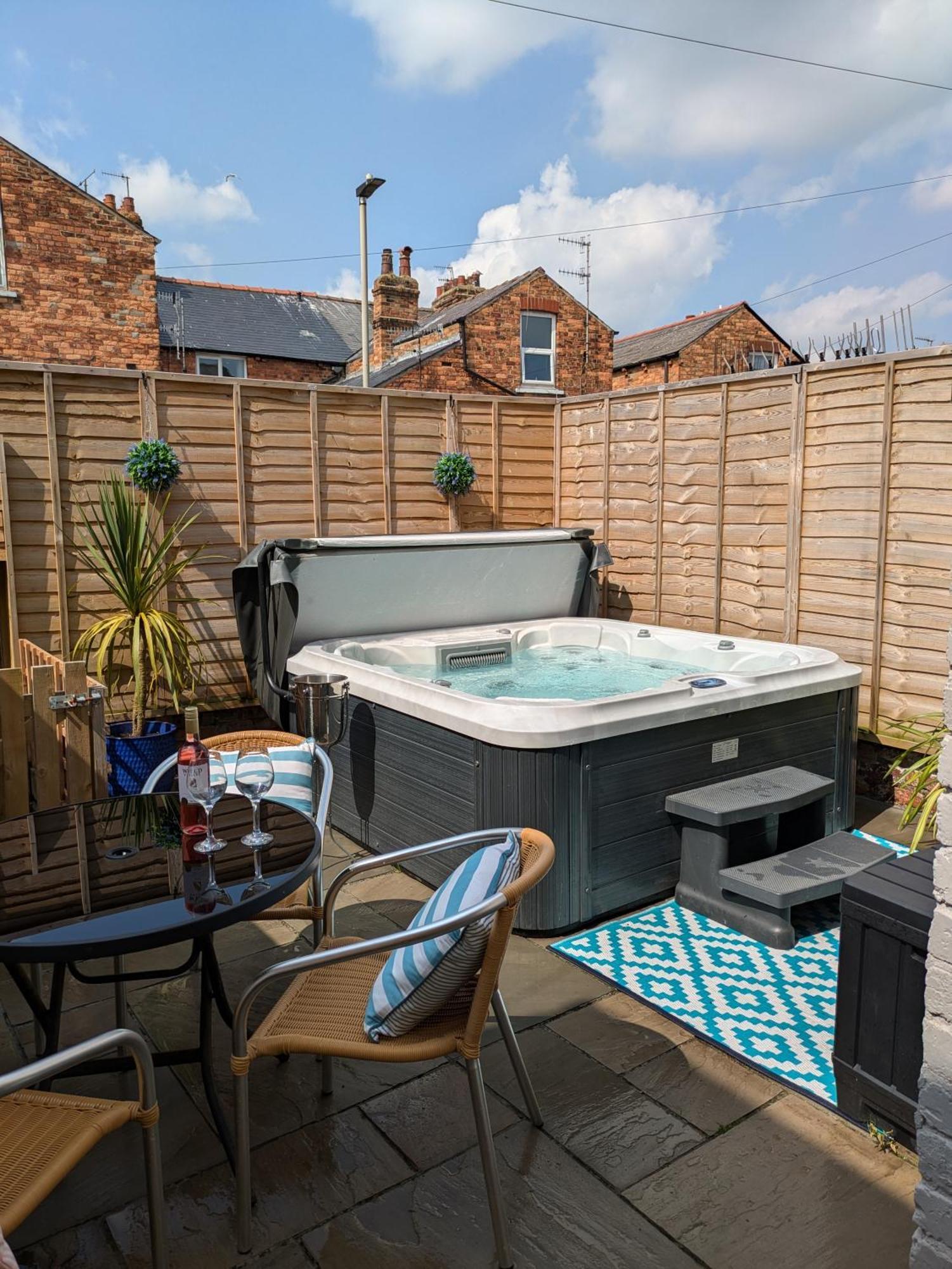 Seaside Escapes - With Relaxing Hot Tub! Villa Scarborough Buitenkant foto